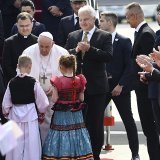 Le pape François a été accueilli par des enfants à sa descente d'avion.